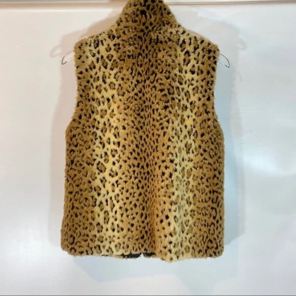 GALLERY FAUX FUR REVERSIBLE LEOPARD VEST WITH MATCHING MITTS - Picture 4 of 11